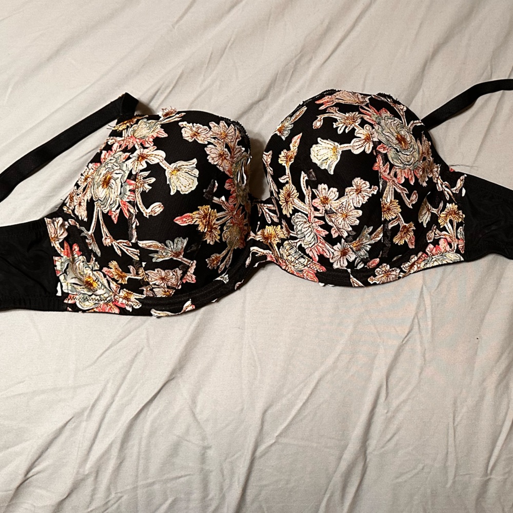 VICTORIA SECRET LIGHTLY LINED FLORAL BRA IN BLACK 34DDD
